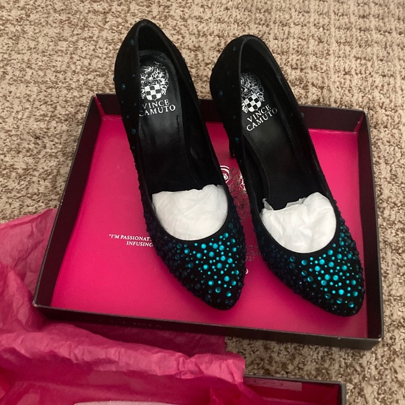 Vince Camuto Crane Embellished Pump -  Size 8 - Picture 2 of 6